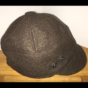 Pistil cap/hat gray/green tones.